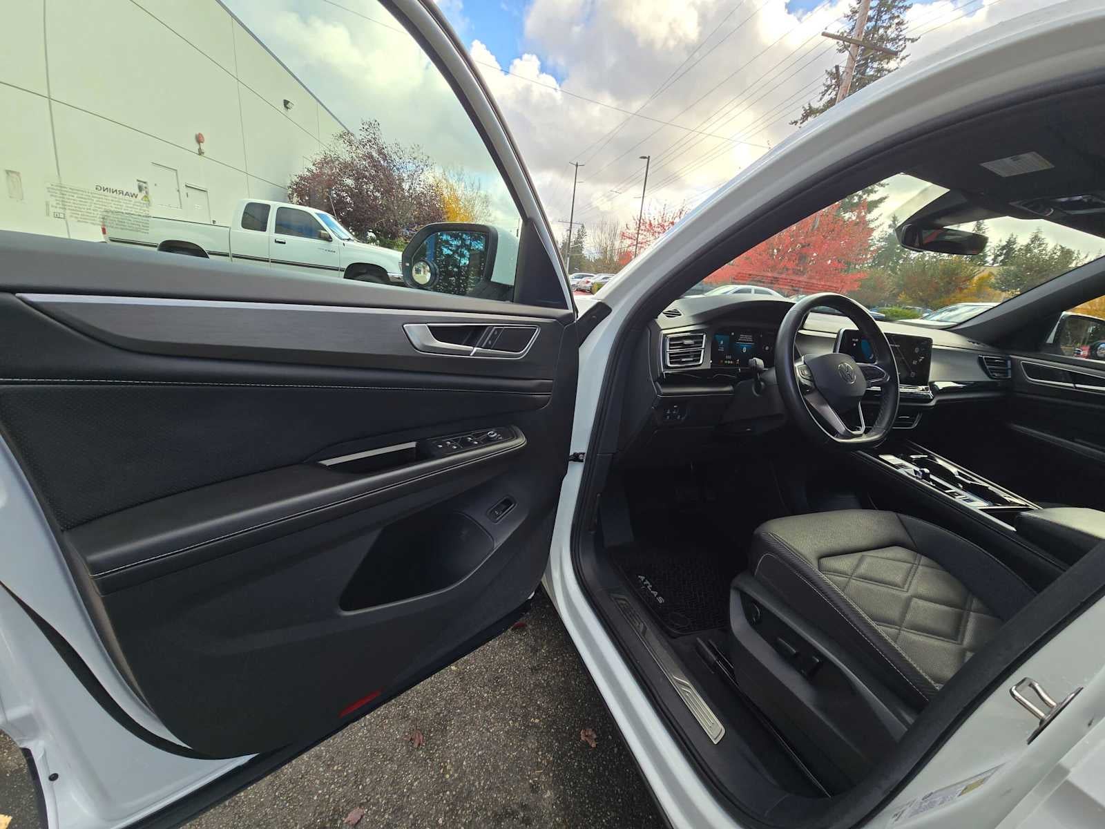 2024 Volkswagen Atlas Cross Sport 2.0T SE w/Technology