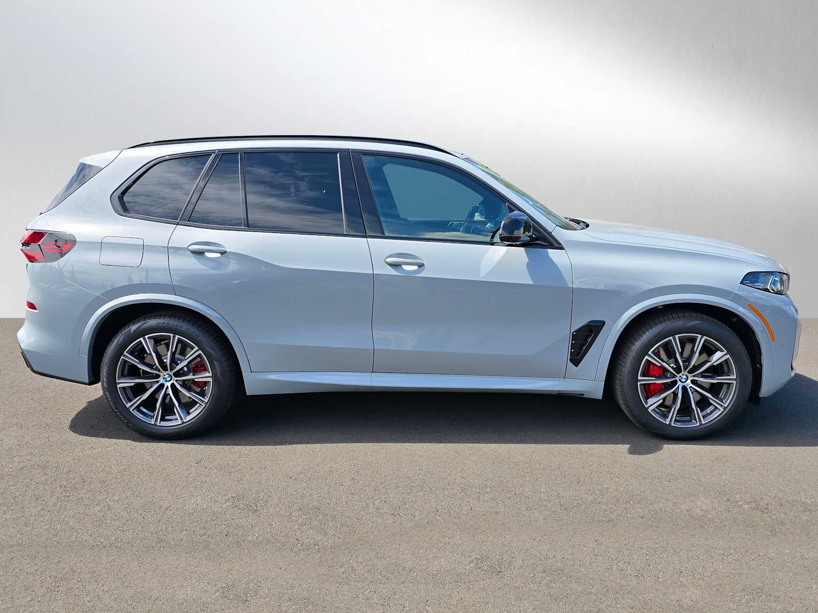2025 BMW X5 M60i