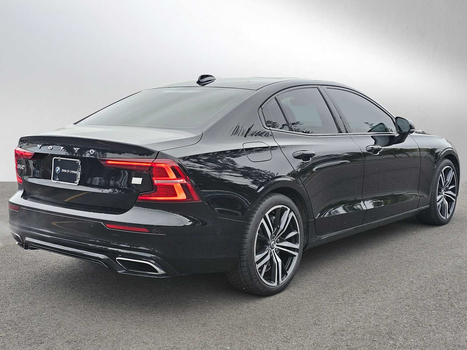 2022 Volvo S60 Recharge Plug-In Hybrid R-Design Expression