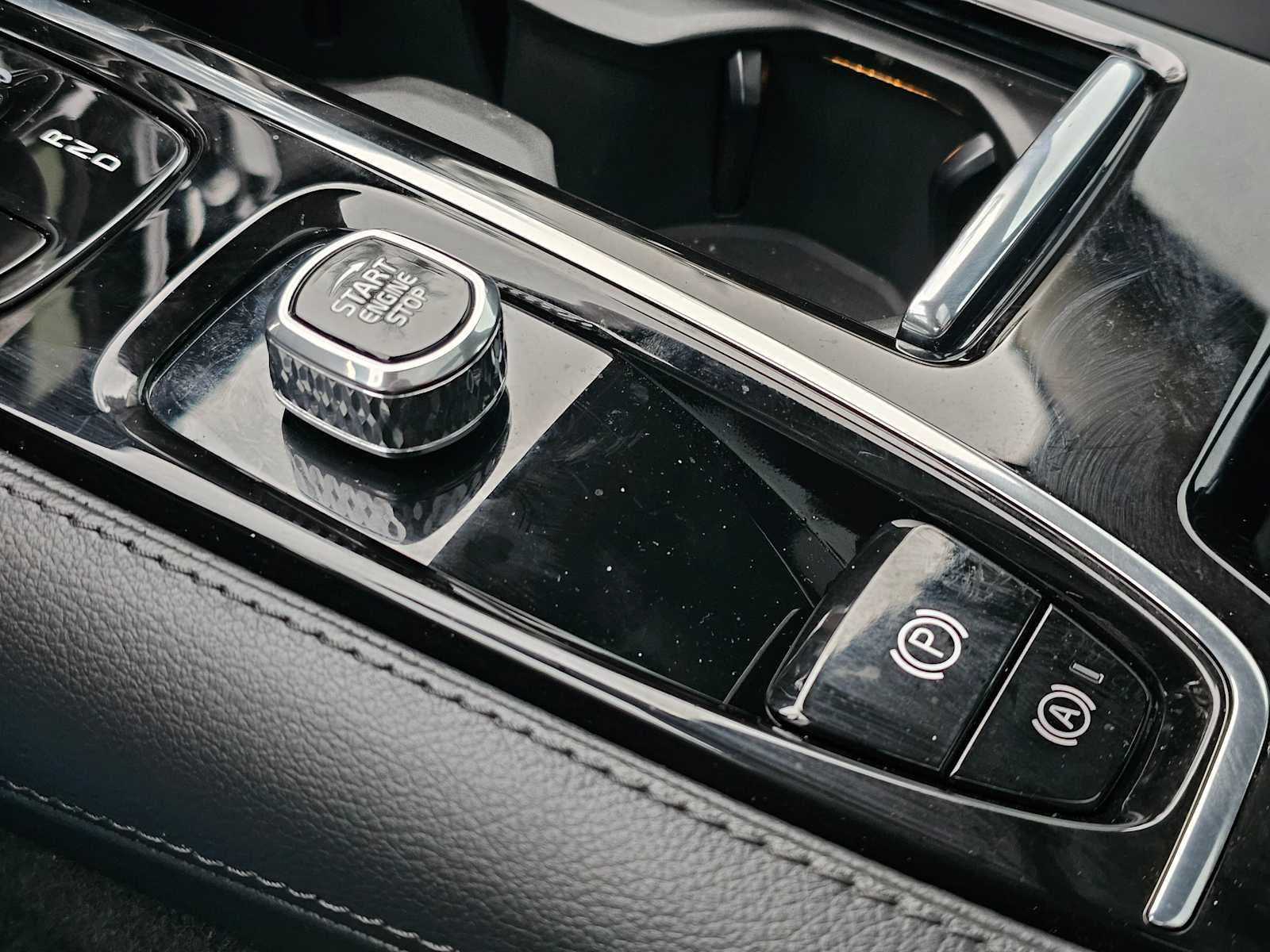 2022 Volvo S60 Recharge Plug-In Hybrid R-Design Expression