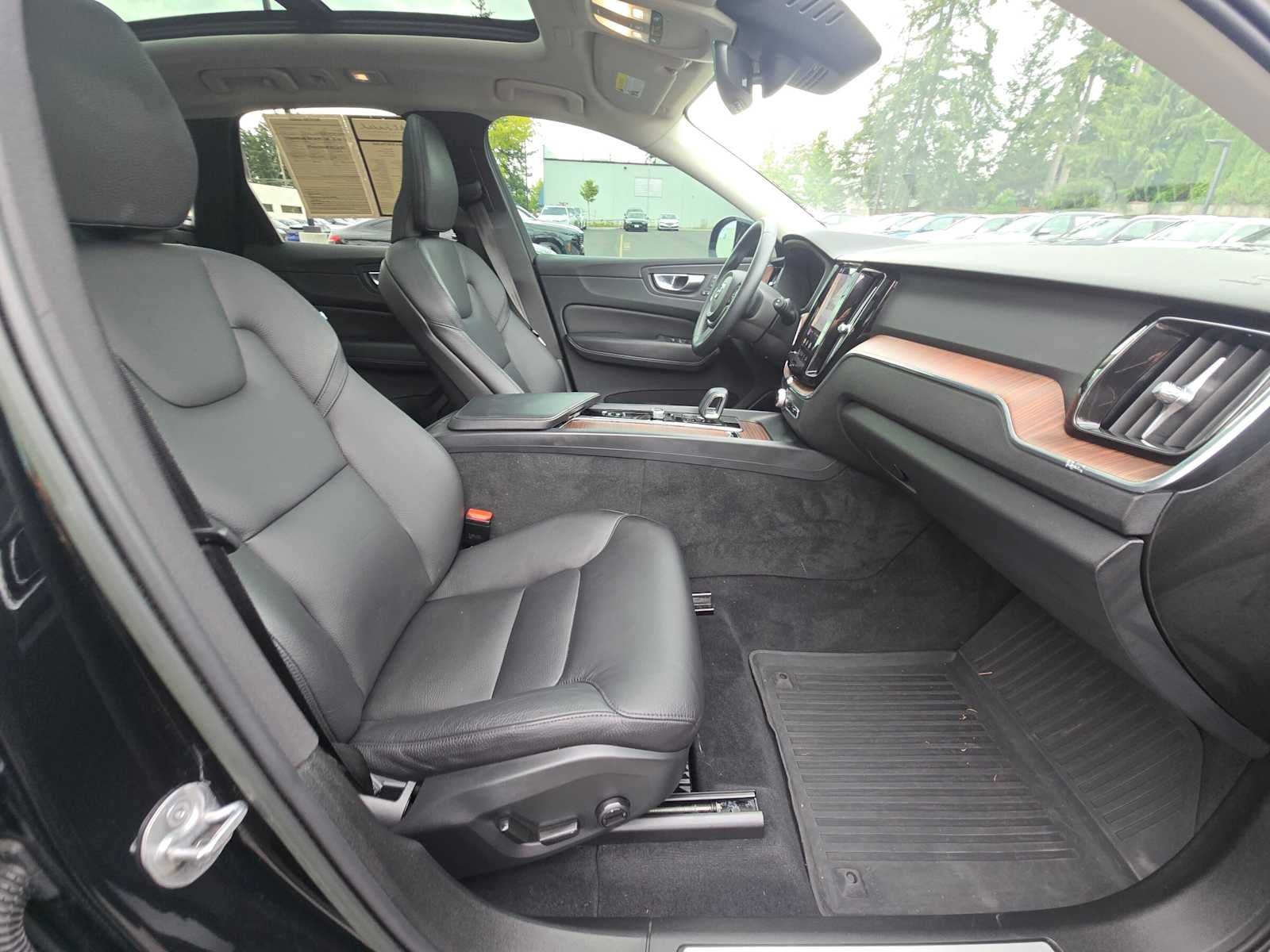 2023 Volvo XC60 Plus Dark Theme