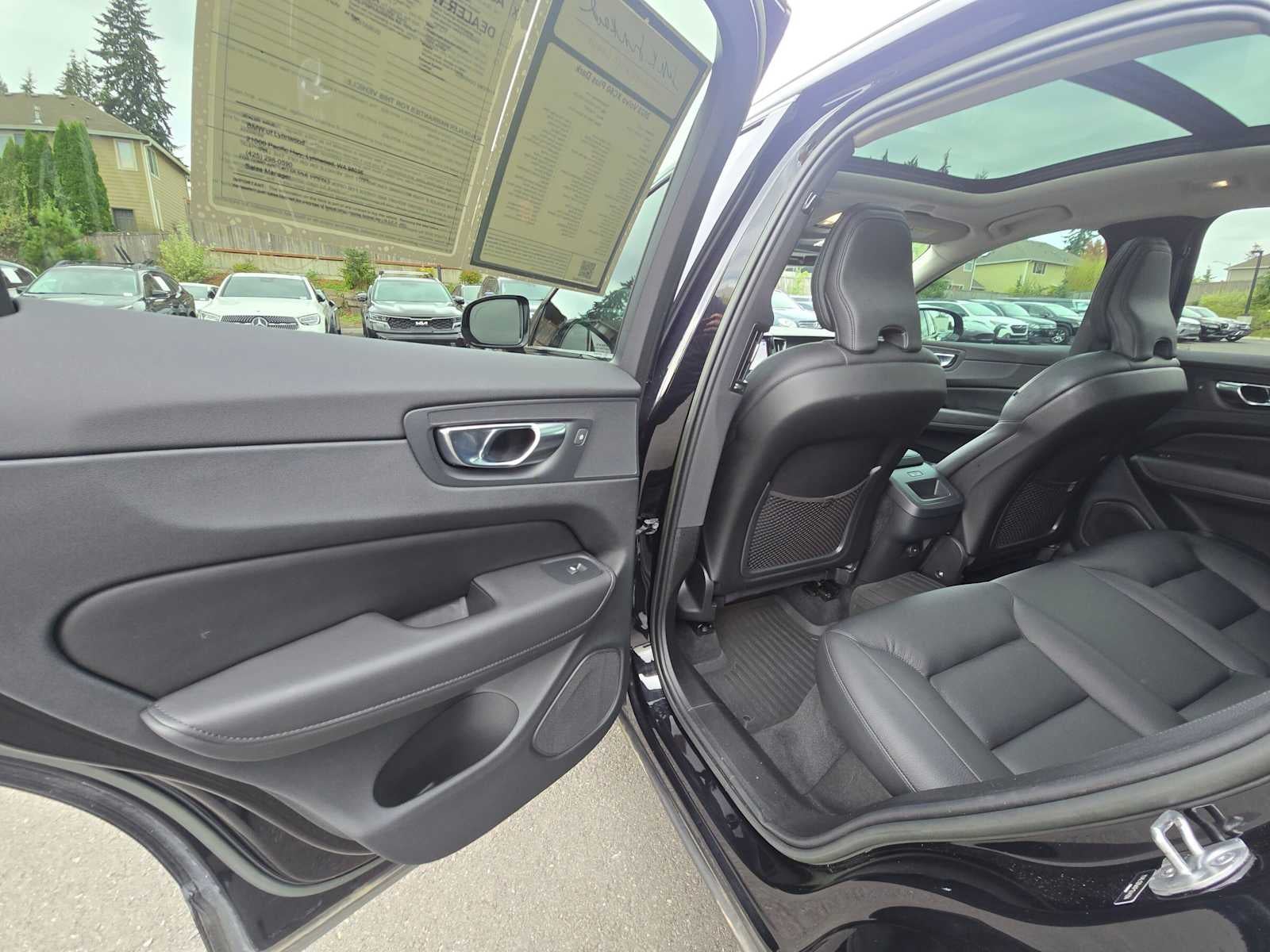 2023 Volvo XC60 Plus Dark Theme