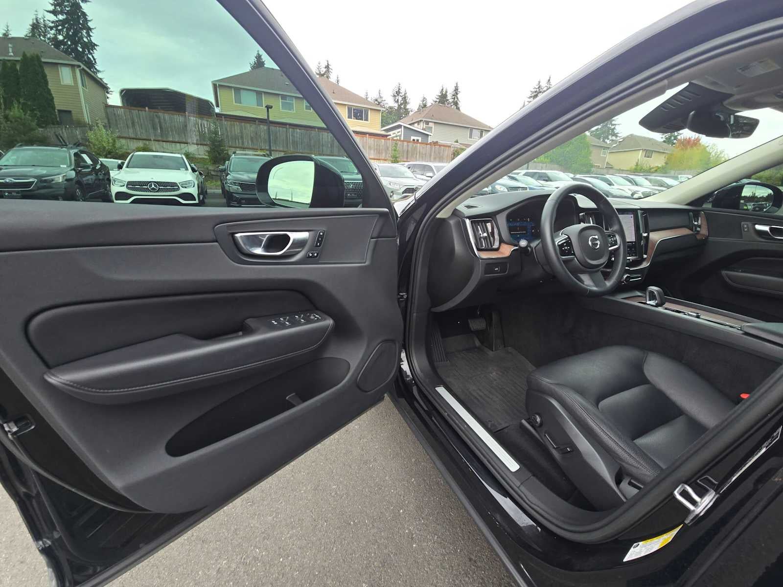 2023 Volvo XC60 Plus Dark Theme