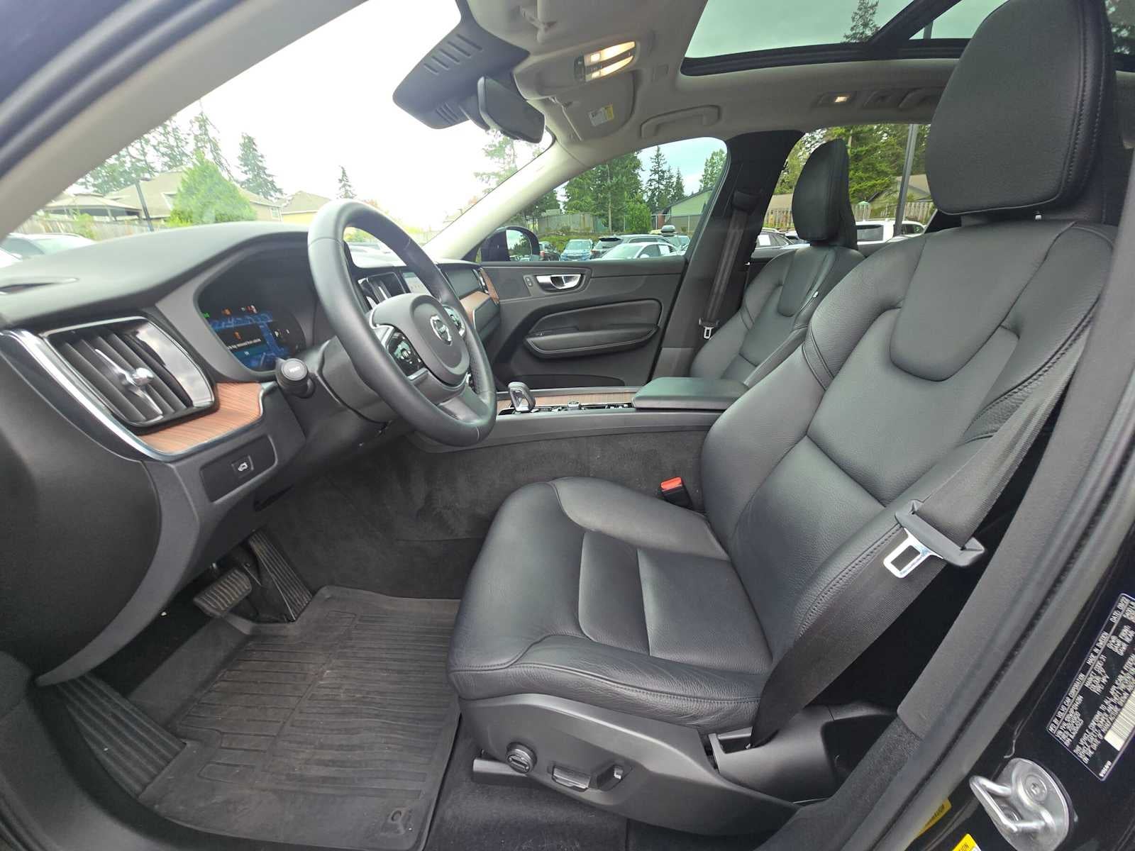 2023 Volvo XC60 Plus Dark Theme