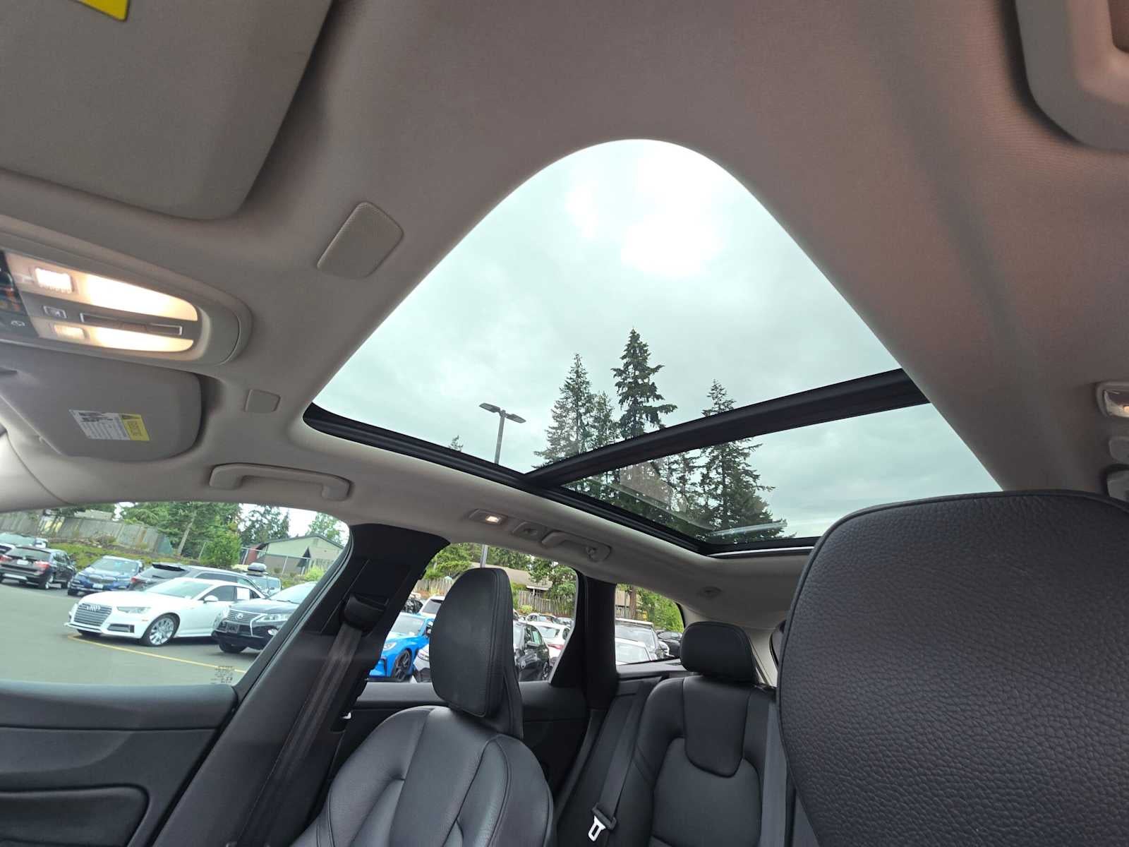 2023 Volvo XC60 Plus Dark Theme