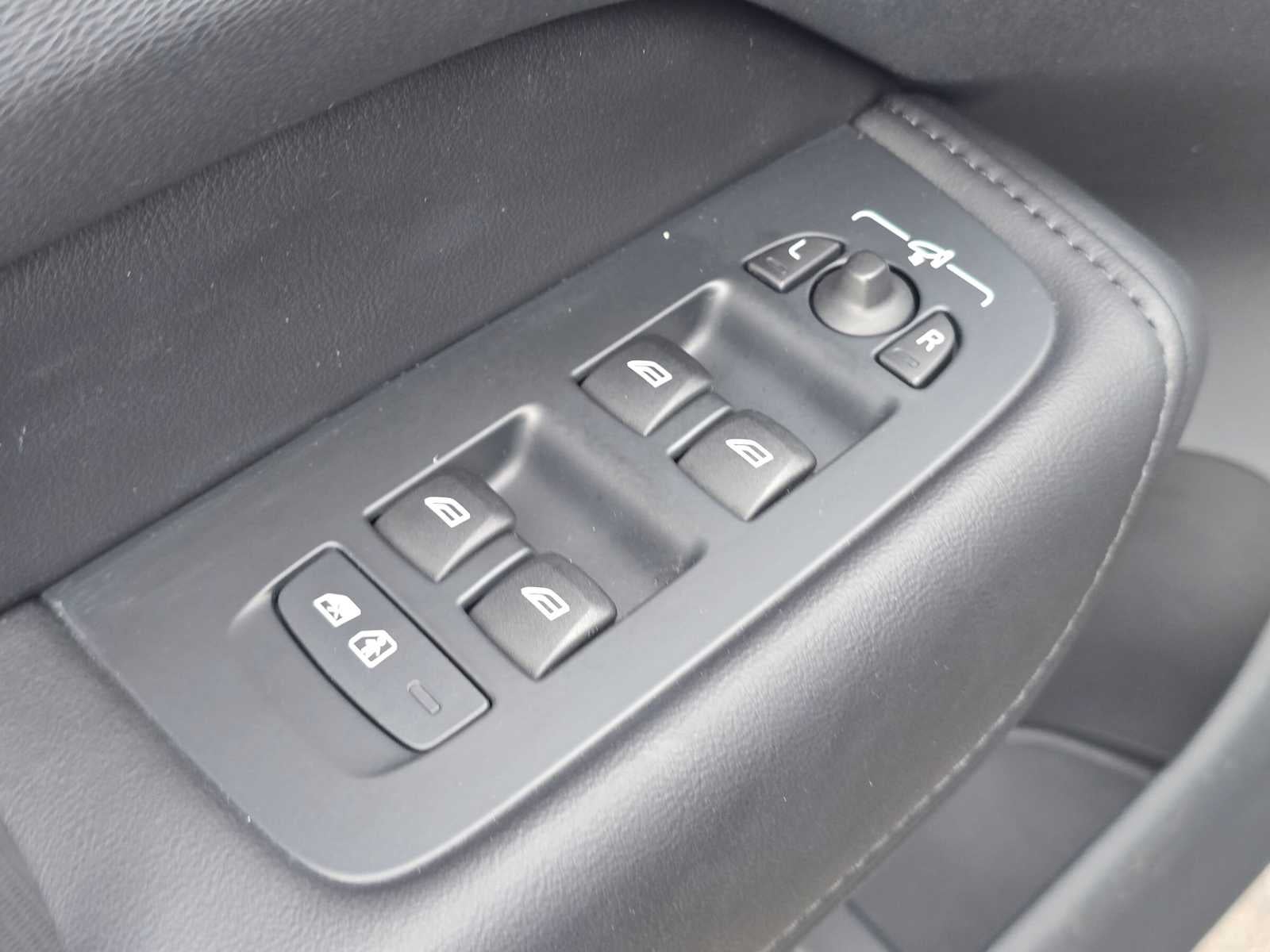 2023 Volvo XC60 Plus Dark Theme