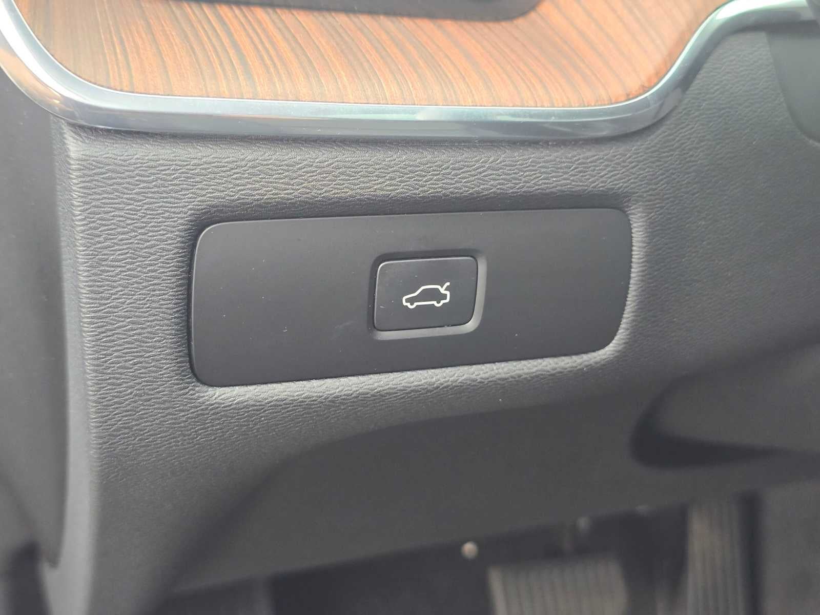 2023 Volvo XC60 Plus Dark Theme