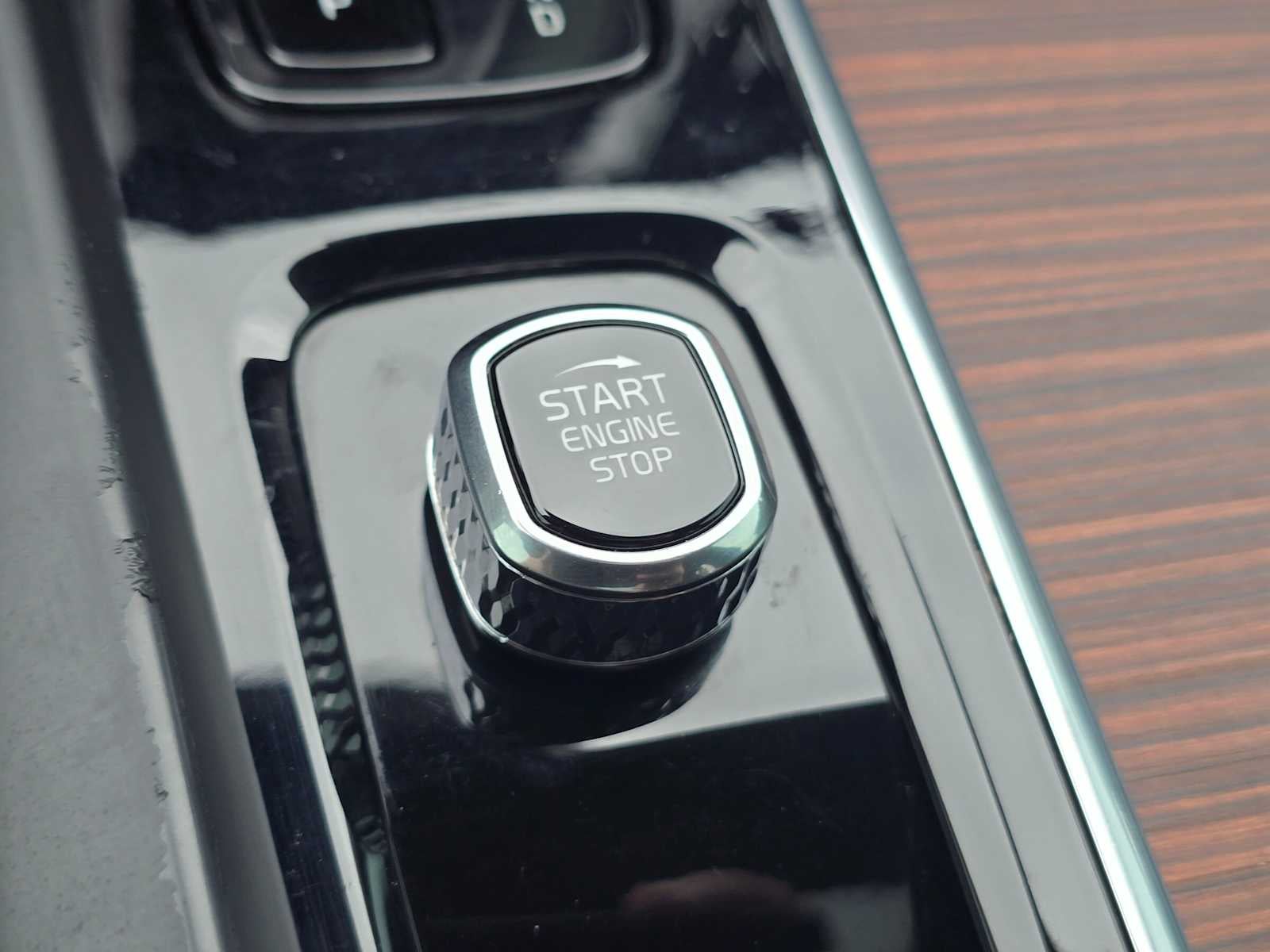 2023 Volvo XC60 Plus Dark Theme