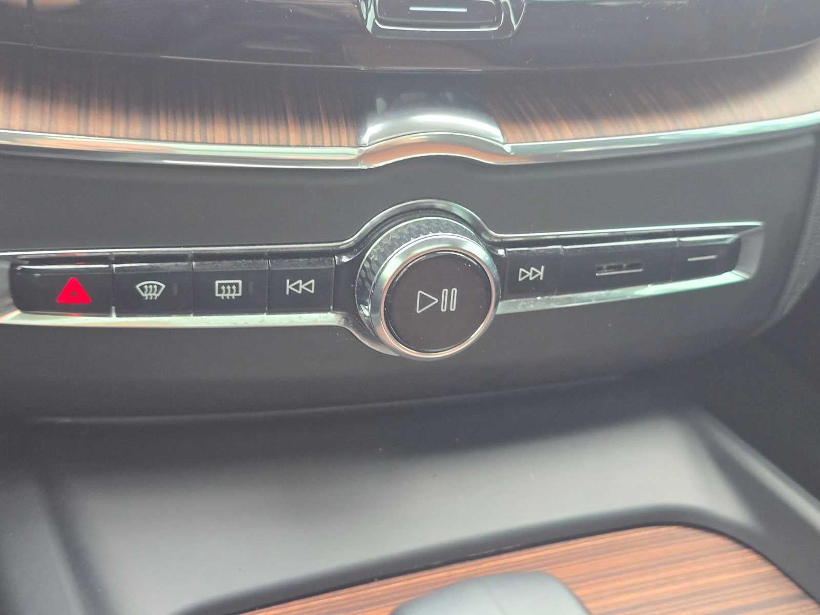2023 Volvo XC60 Plus Dark Theme