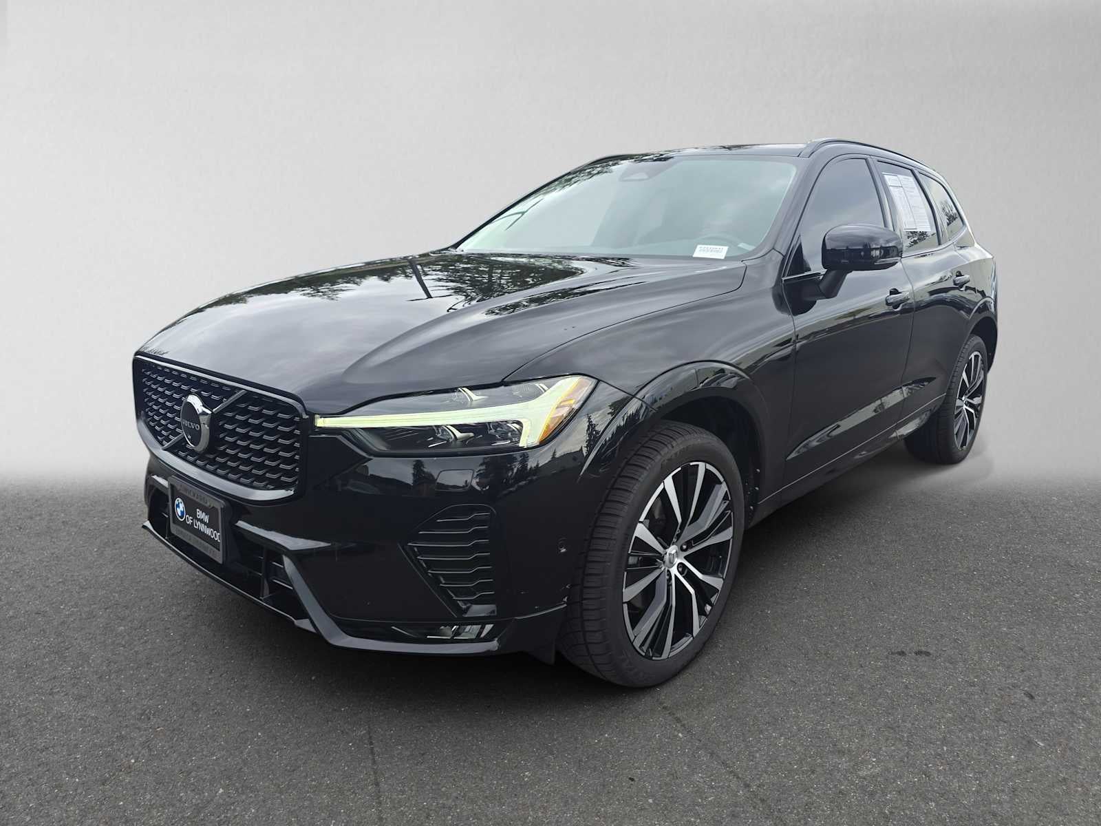 2023 Volvo XC60 Plus Dark Theme