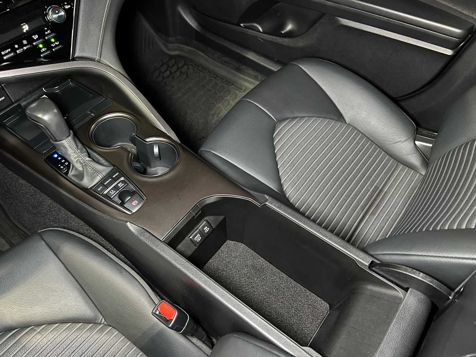 2022 Toyota Camry Hybrid SE