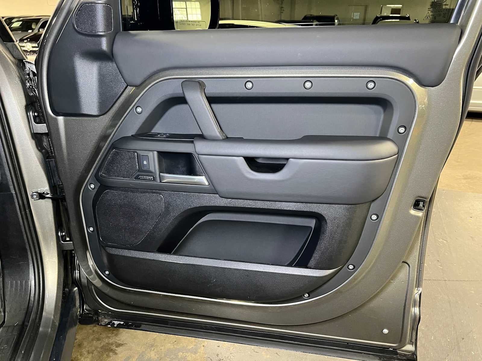 2025 Land Rover Defender X-Dynamic SE