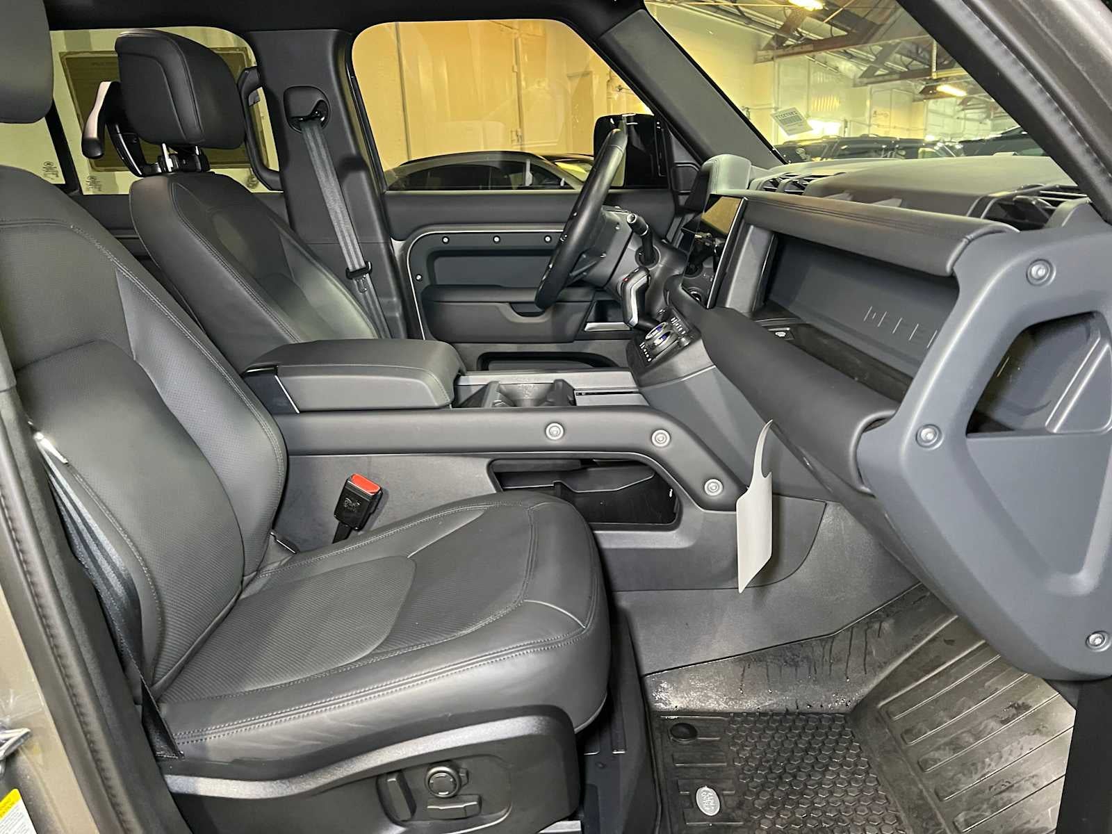 2025 Land Rover Defender X-Dynamic SE