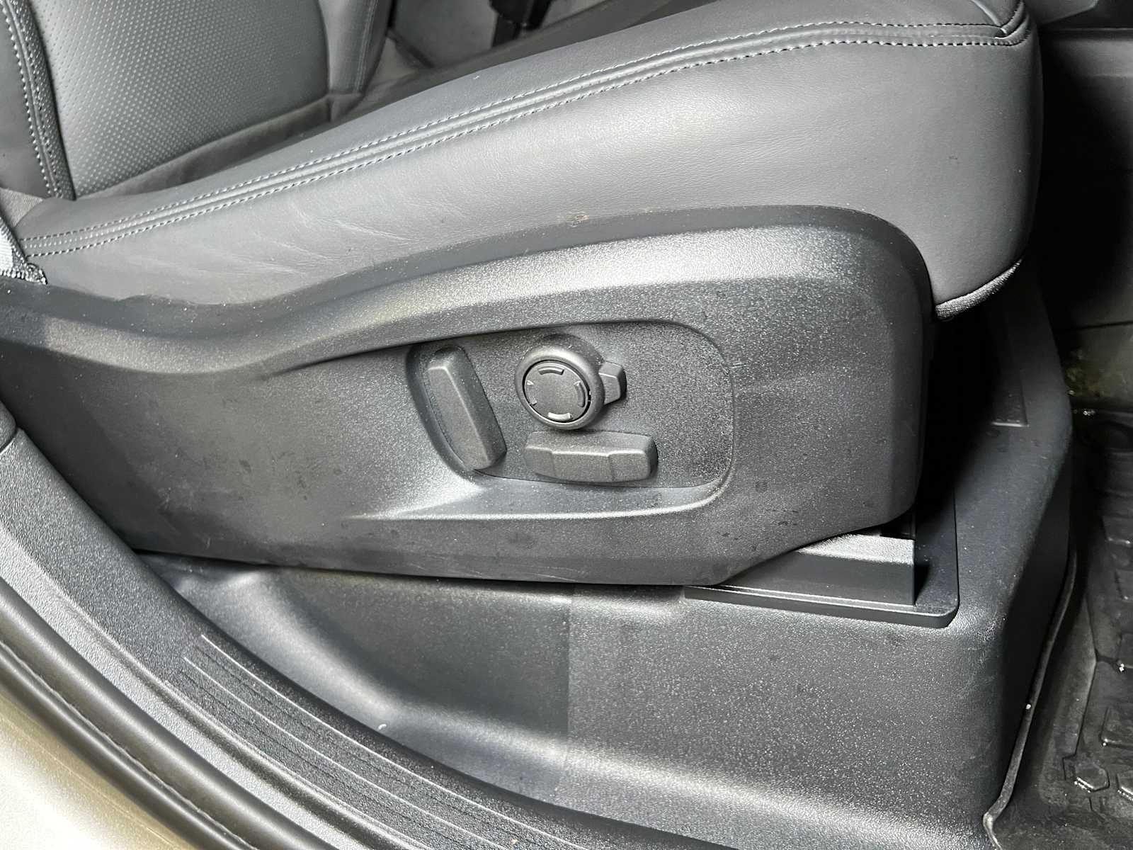 2025 Land Rover Defender X-Dynamic SE