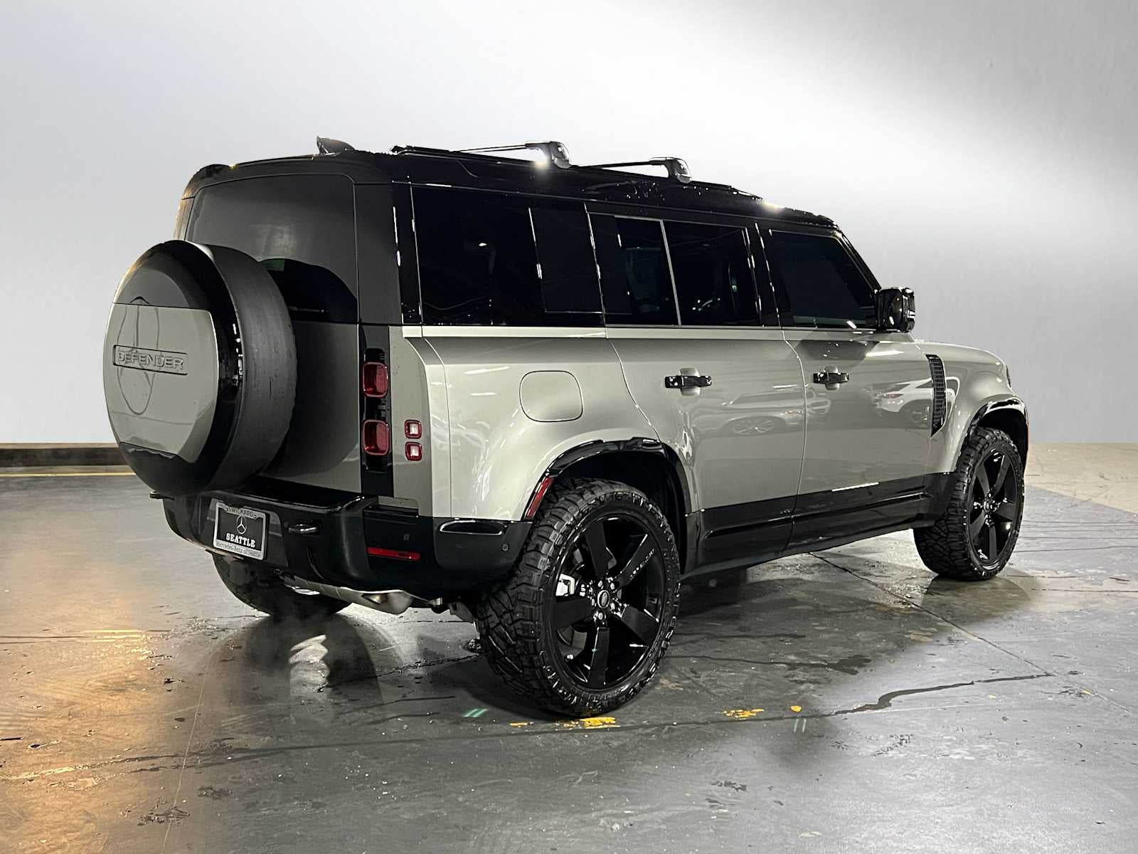 2025 Land Rover Defender X-Dynamic SE