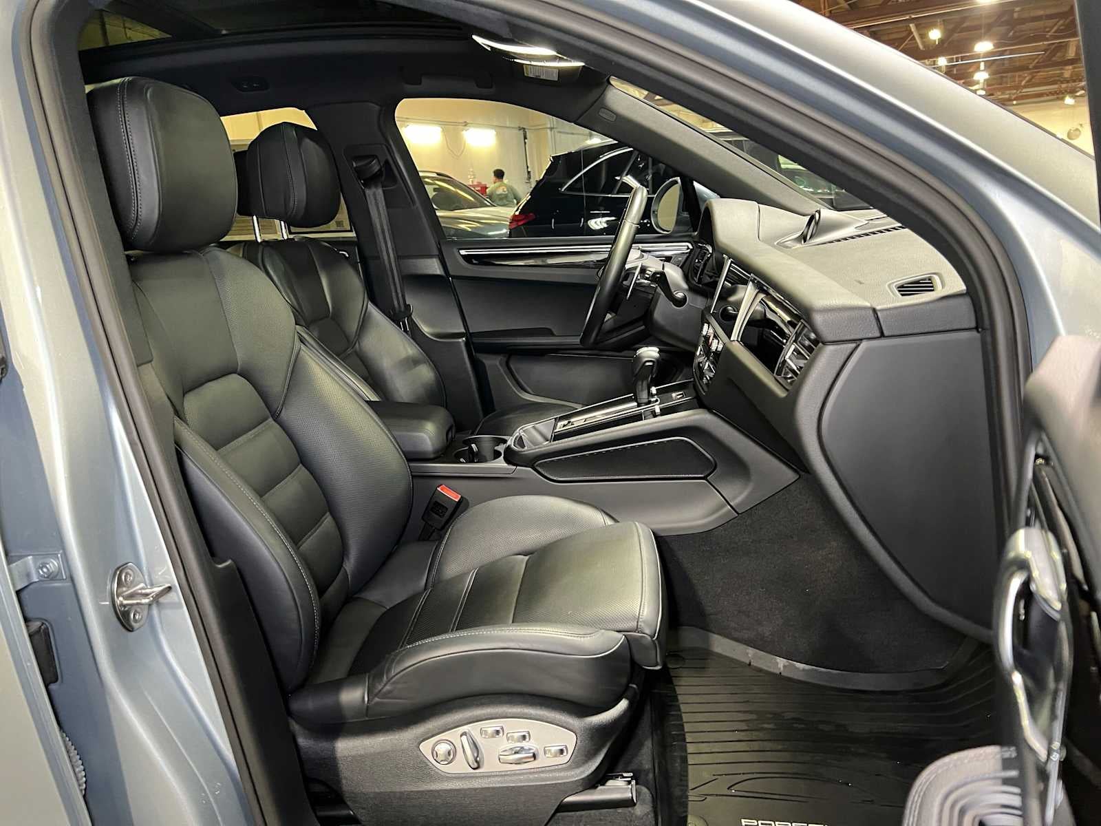 2022 Porsche Macan AWD