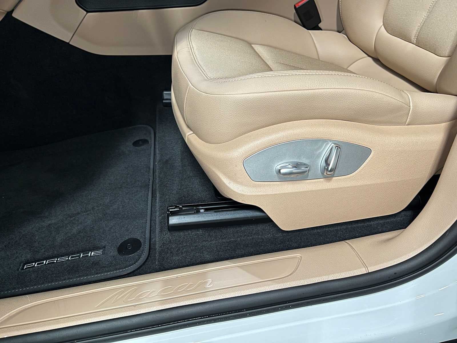 2025 Porsche Macan AWD