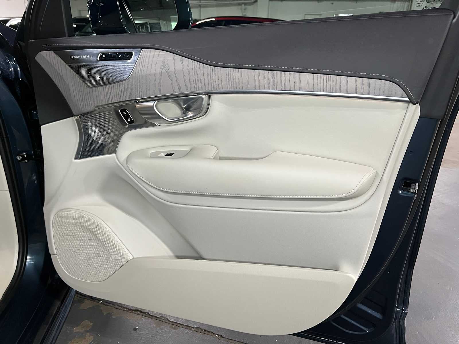2024 Volvo XC90 Ultimate Bright Theme