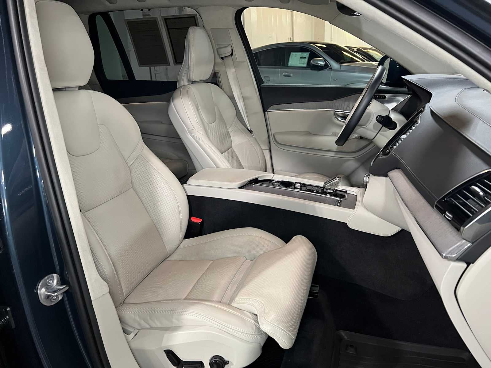 2024 Volvo XC90 Ultimate Bright Theme