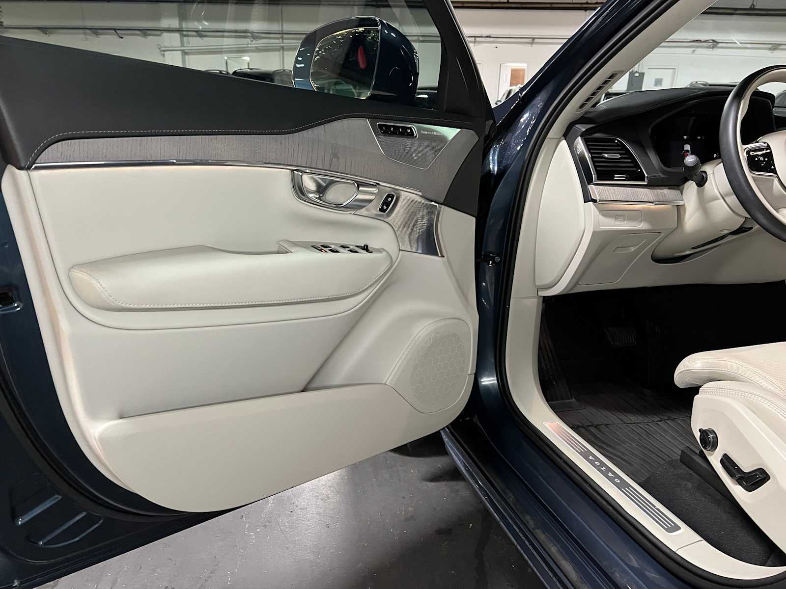2024 Volvo XC90 Ultimate Bright Theme
