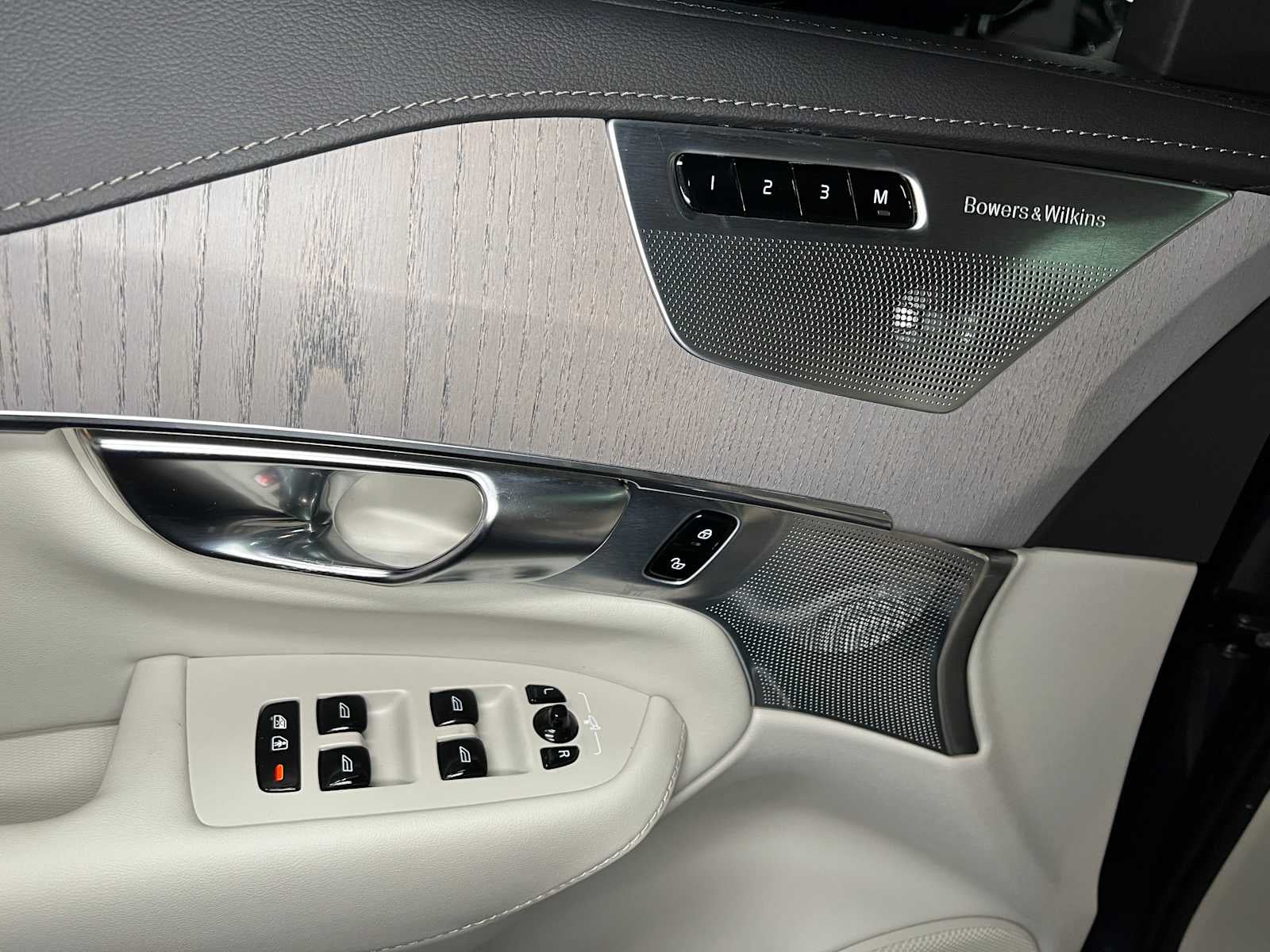 2024 Volvo XC90 Ultimate Bright Theme