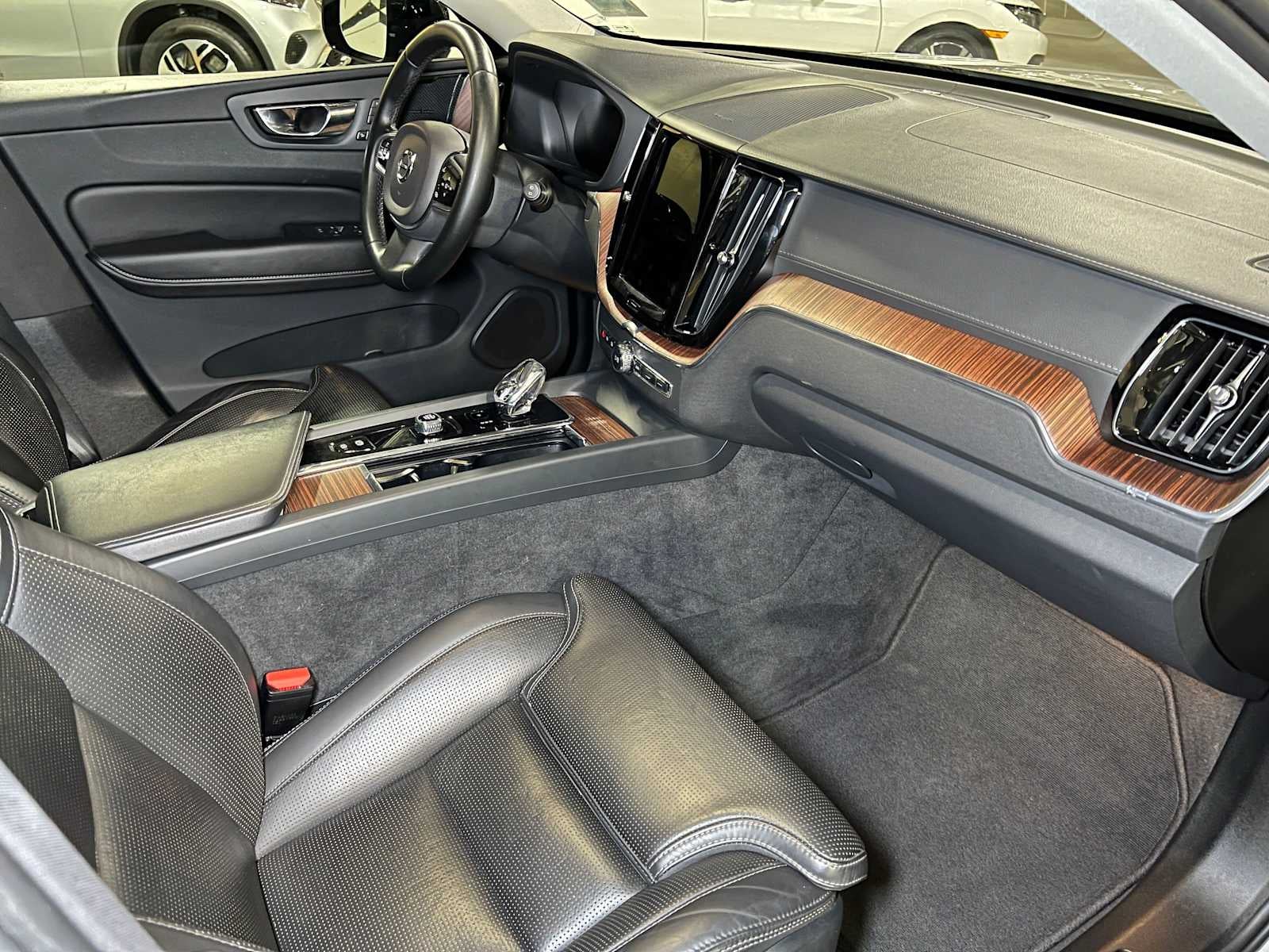 2023 Volvo XC60 Ultimate Dark Theme