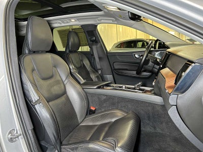 2023 Volvo XC60 Ultimate Dark Theme