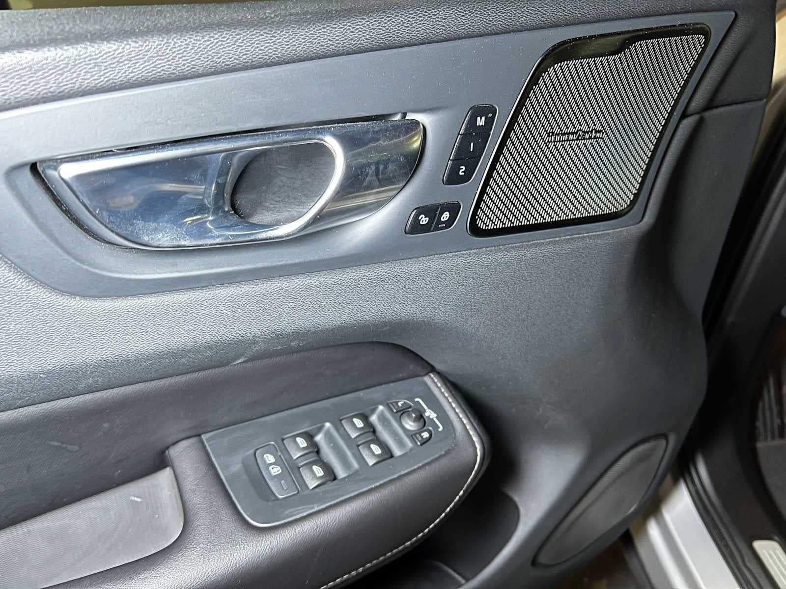 2023 Volvo XC60 Ultimate Dark Theme