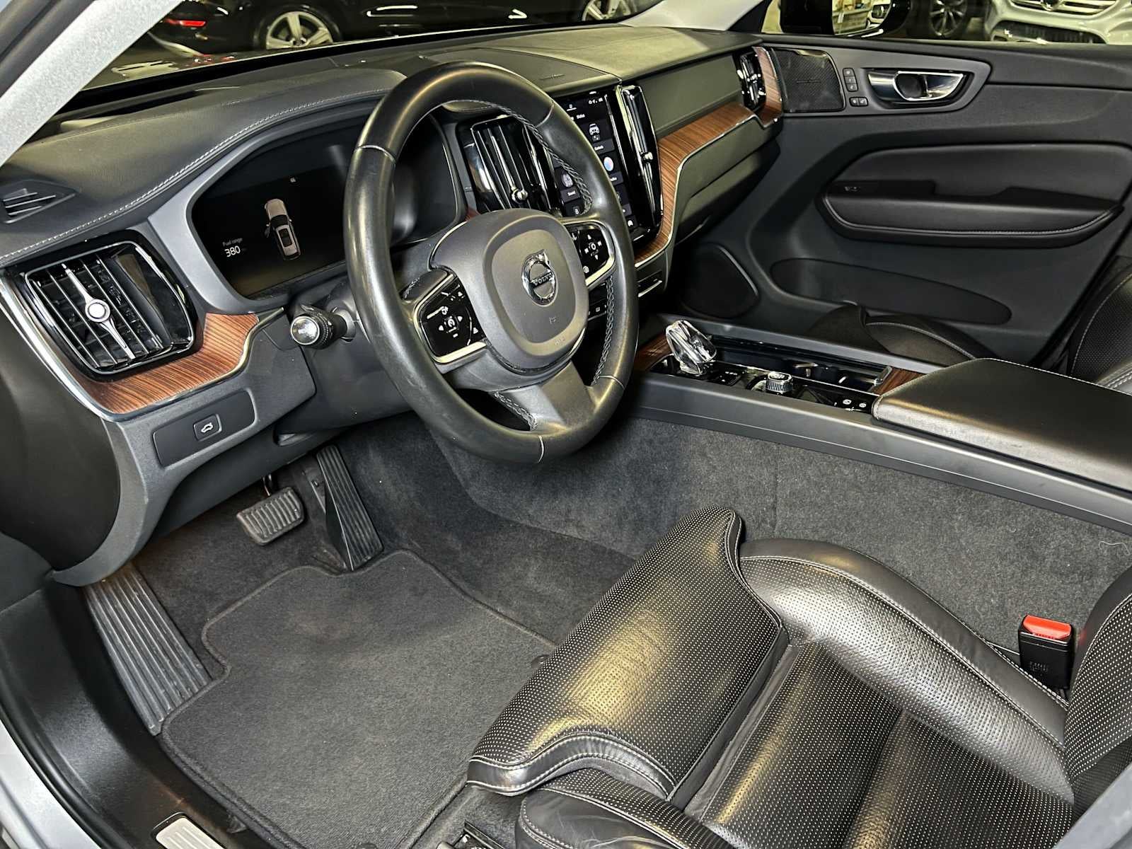 2023 Volvo XC60 Ultimate Dark Theme