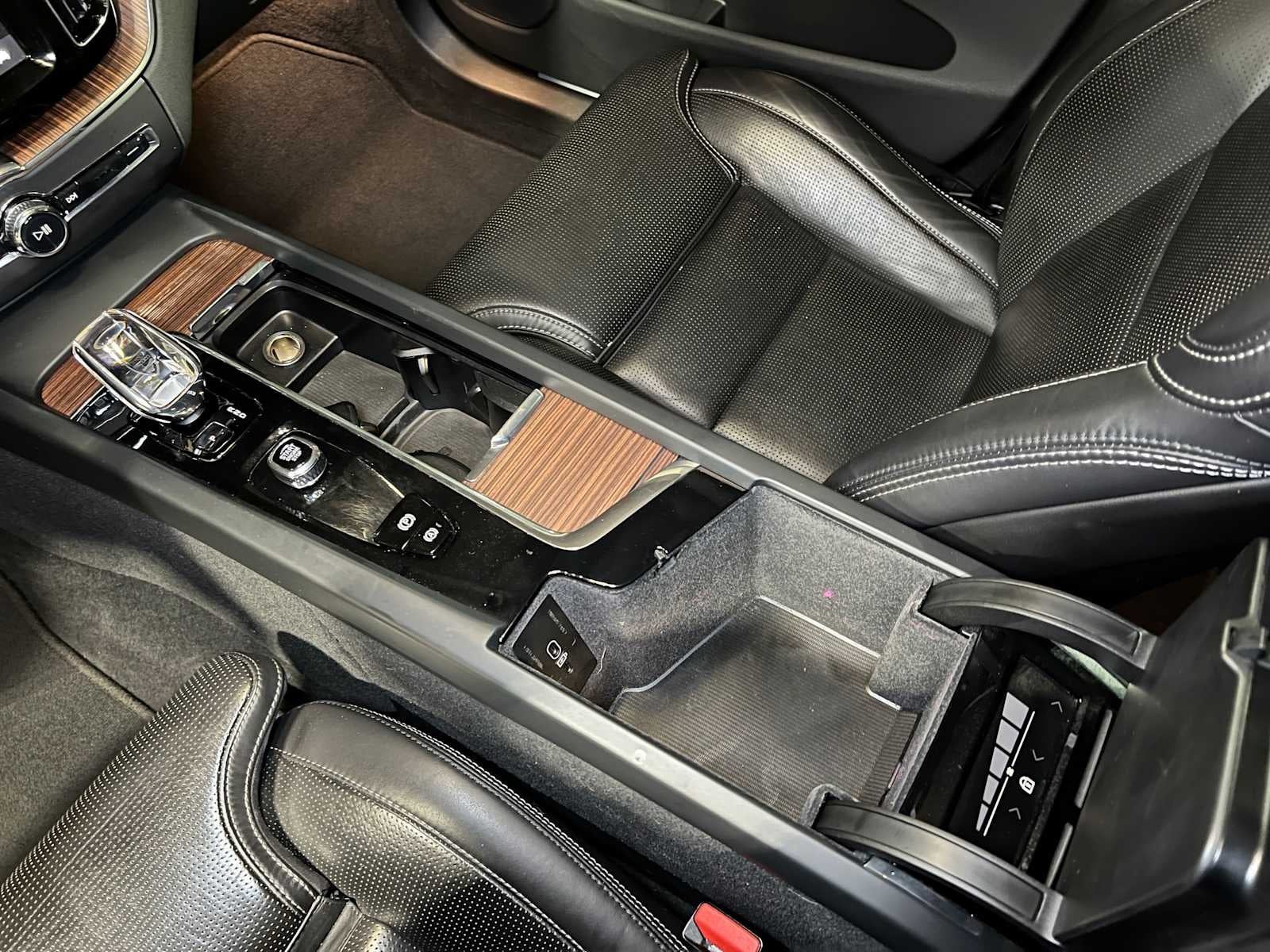 2023 Volvo XC60 Ultimate Dark Theme