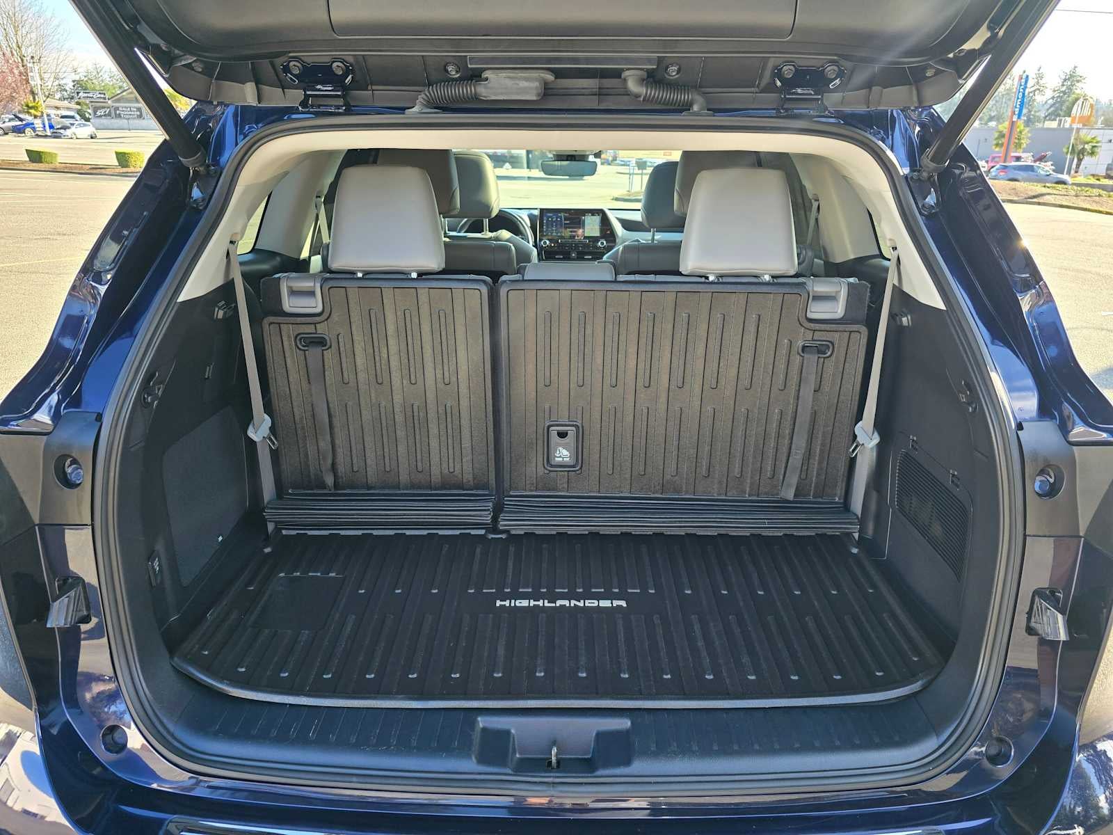 2022 Toyota Highlander Hybrid Platinum