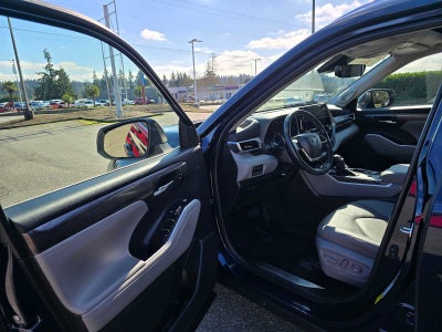 2022 Toyota Highlander Hybrid Platinum