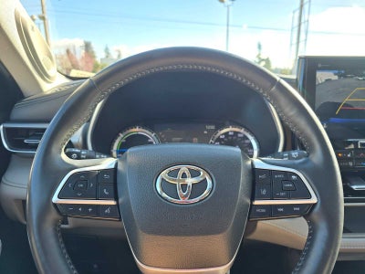 2022 Toyota Highlander Hybrid Platinum