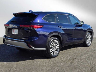 2022 Toyota Highlander Hybrid Platinum