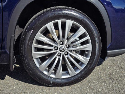 2022 Toyota Highlander Hybrid Platinum