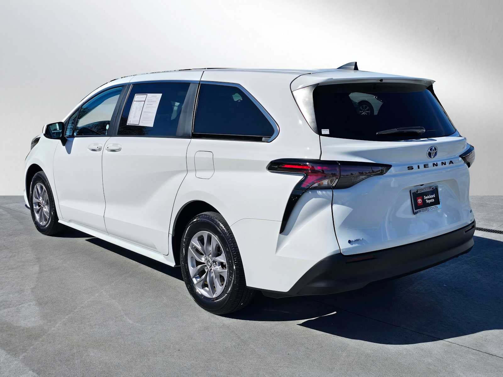 2025 Toyota Sienna LE