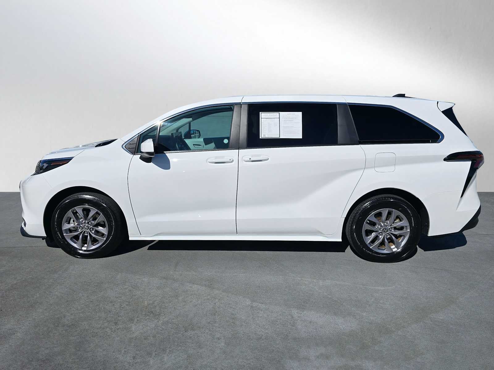 2025 Toyota Sienna LE