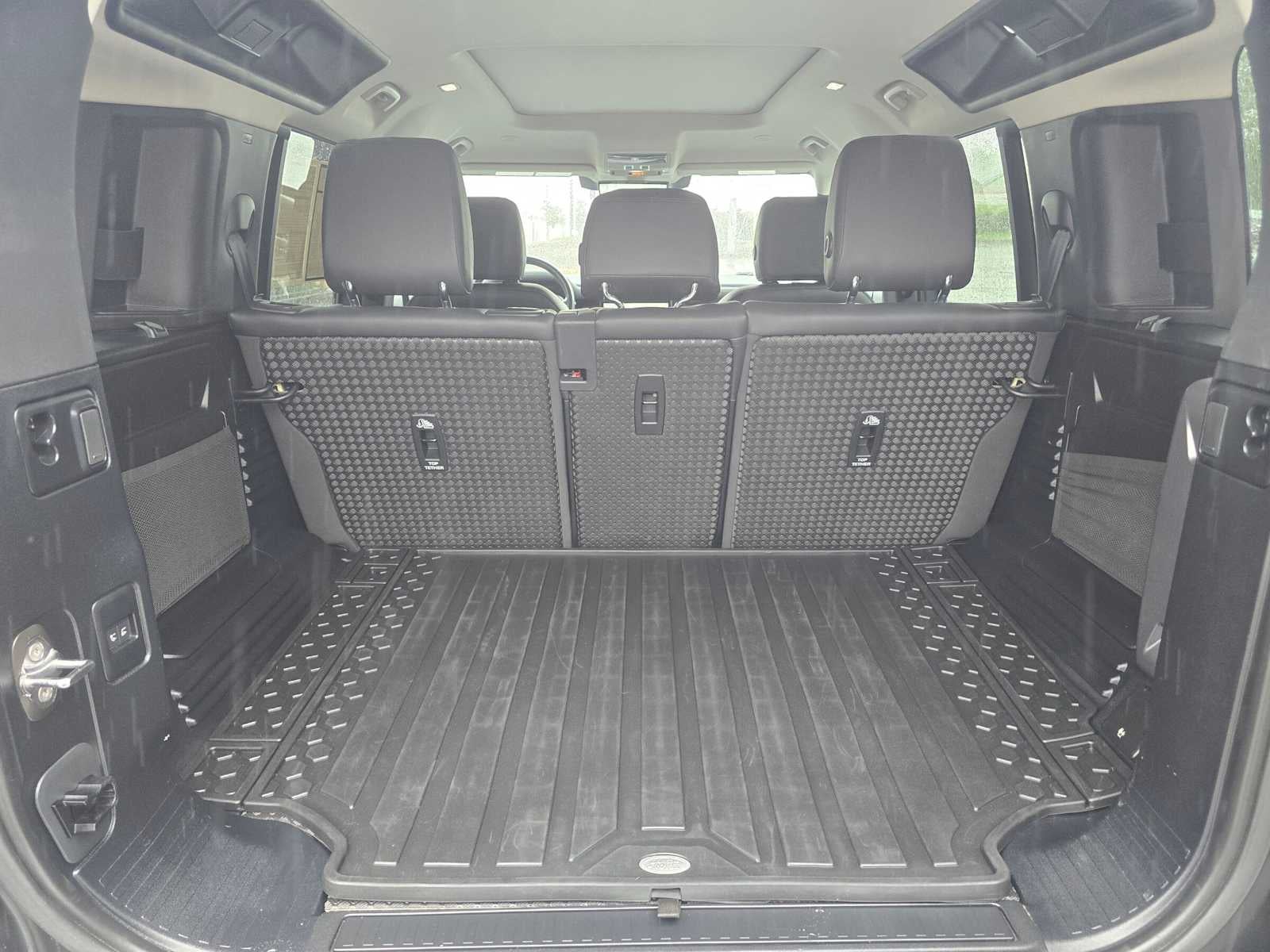 2023 Land Rover Defender SE
