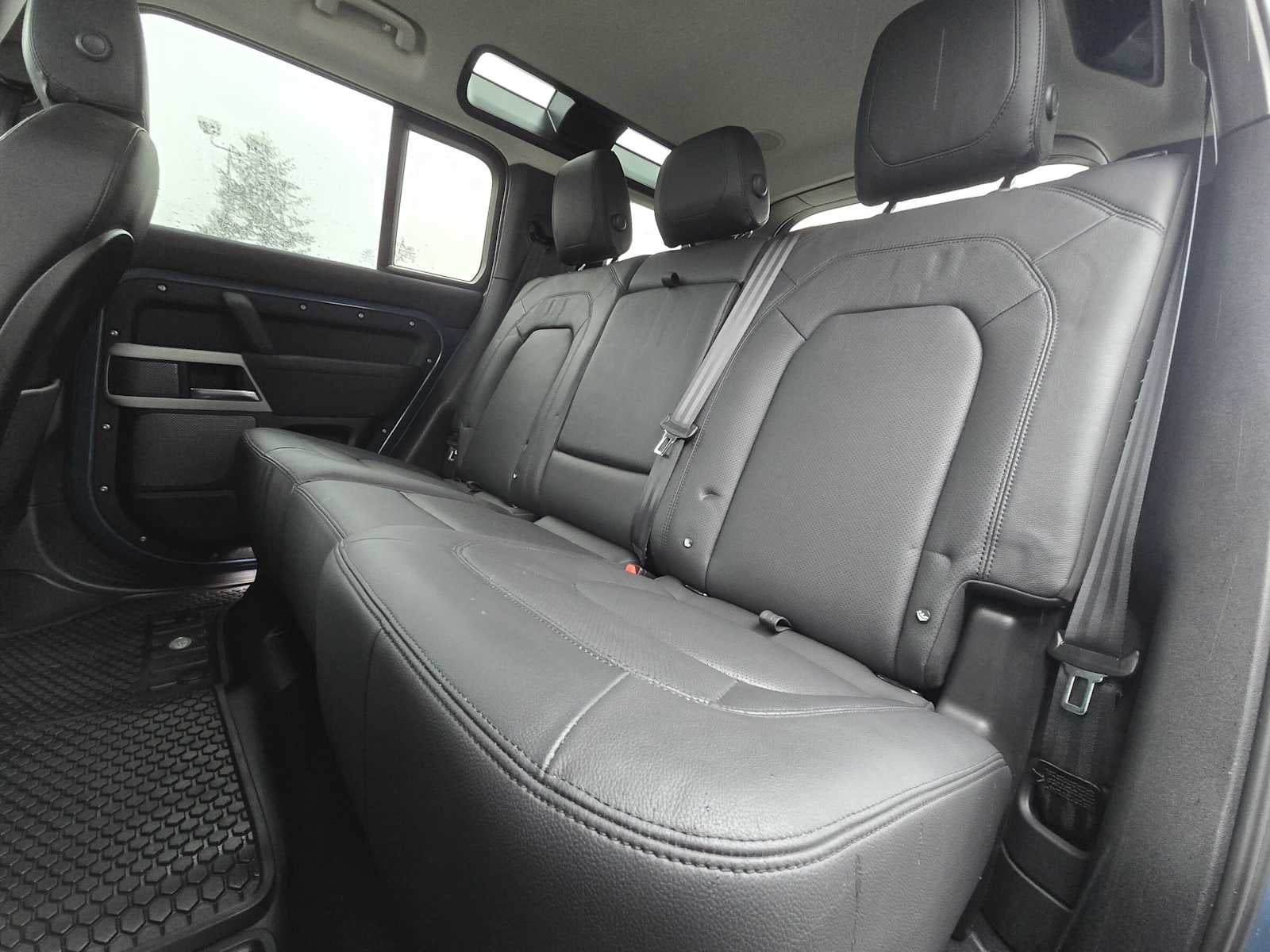 2023 Land Rover Defender SE