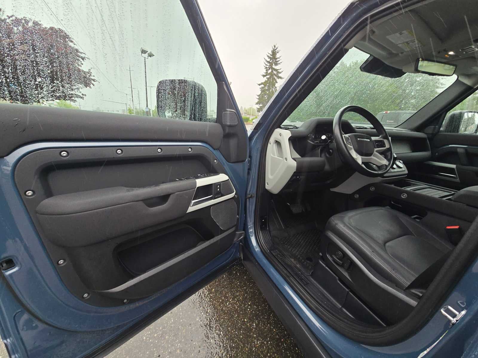 2023 Land Rover Defender SE