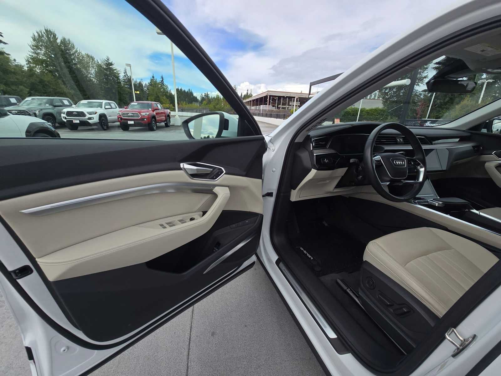 2024 Audi Q8 e-tron Premium Plus