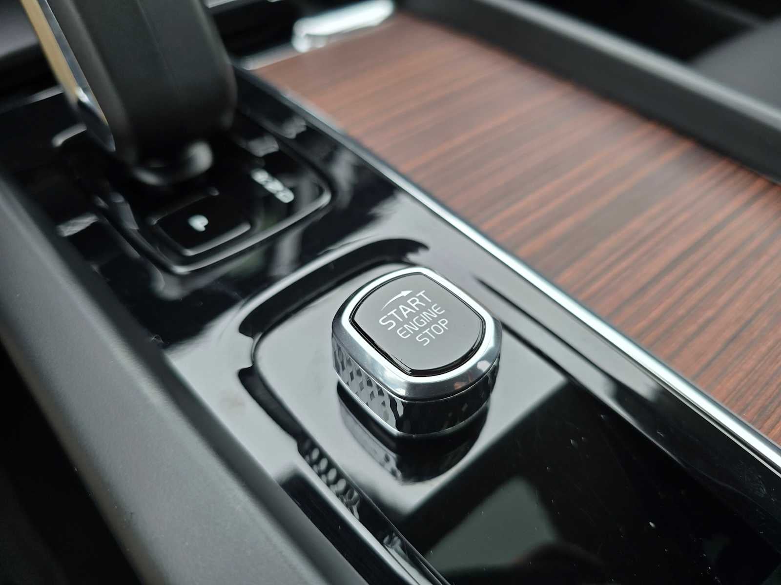 2023 Volvo XC60 Plus Bright Theme