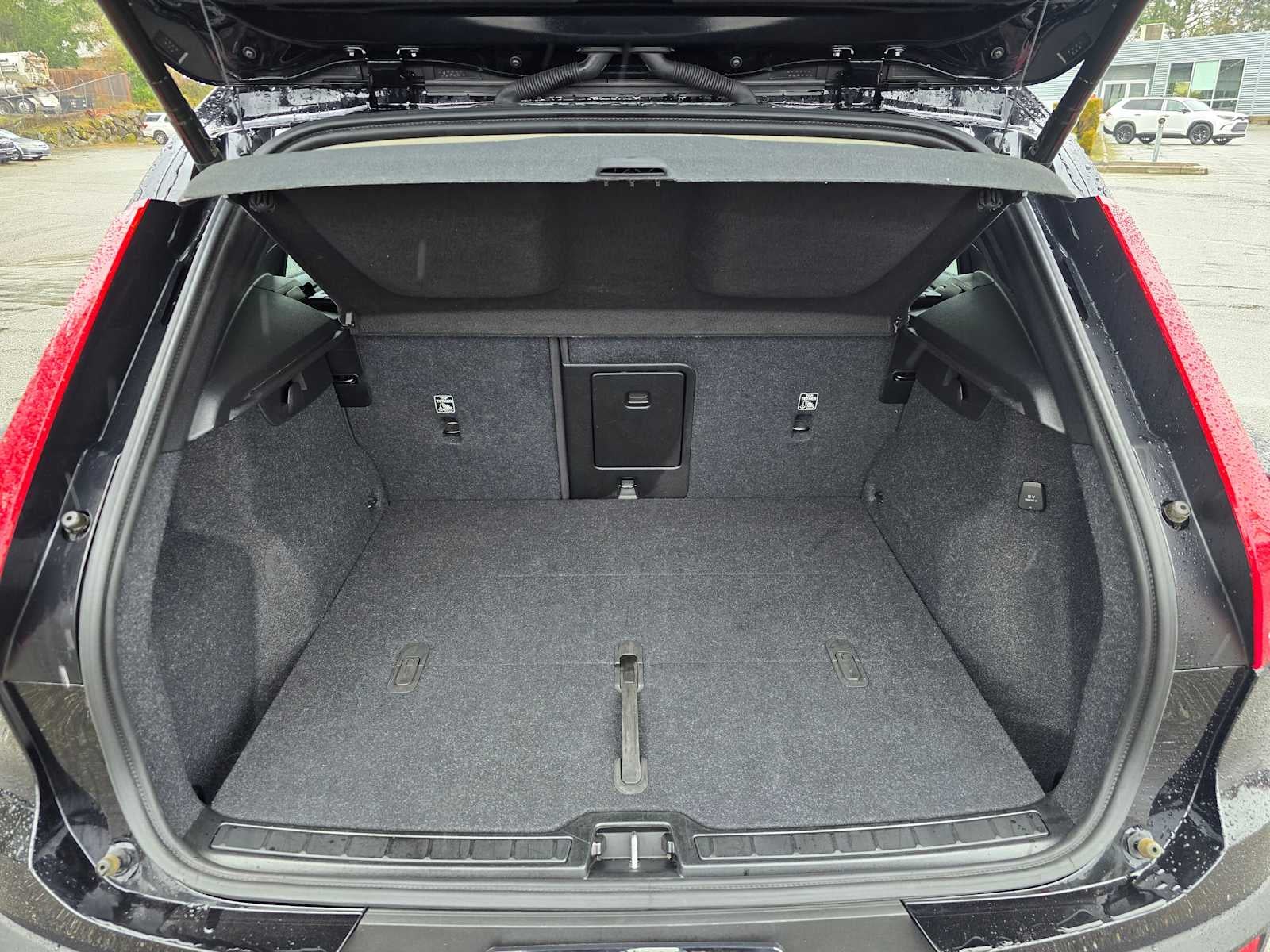 2025 Volvo XC40 Plus Dark Theme