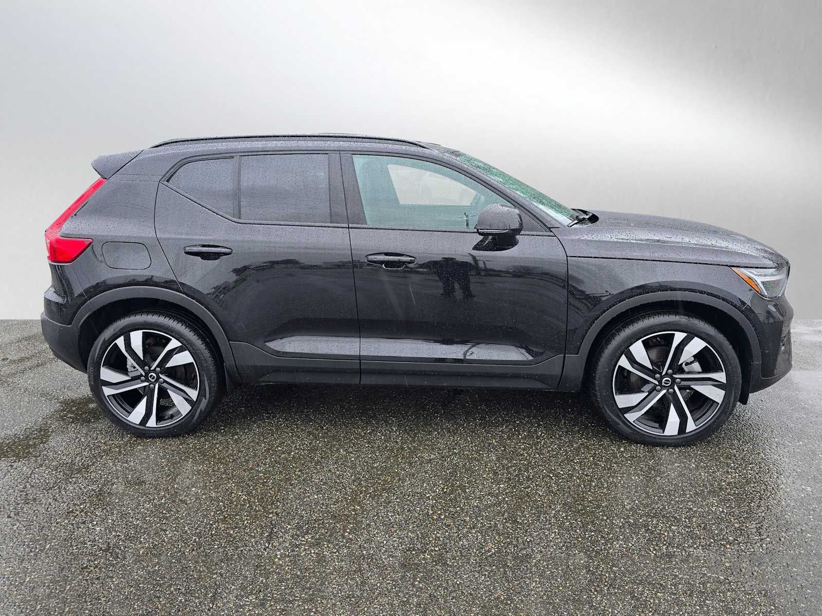 2025 Volvo XC40 Plus Dark Theme