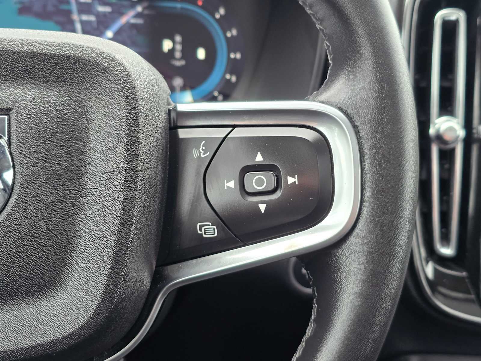 2025 Volvo XC40 Plus Dark Theme