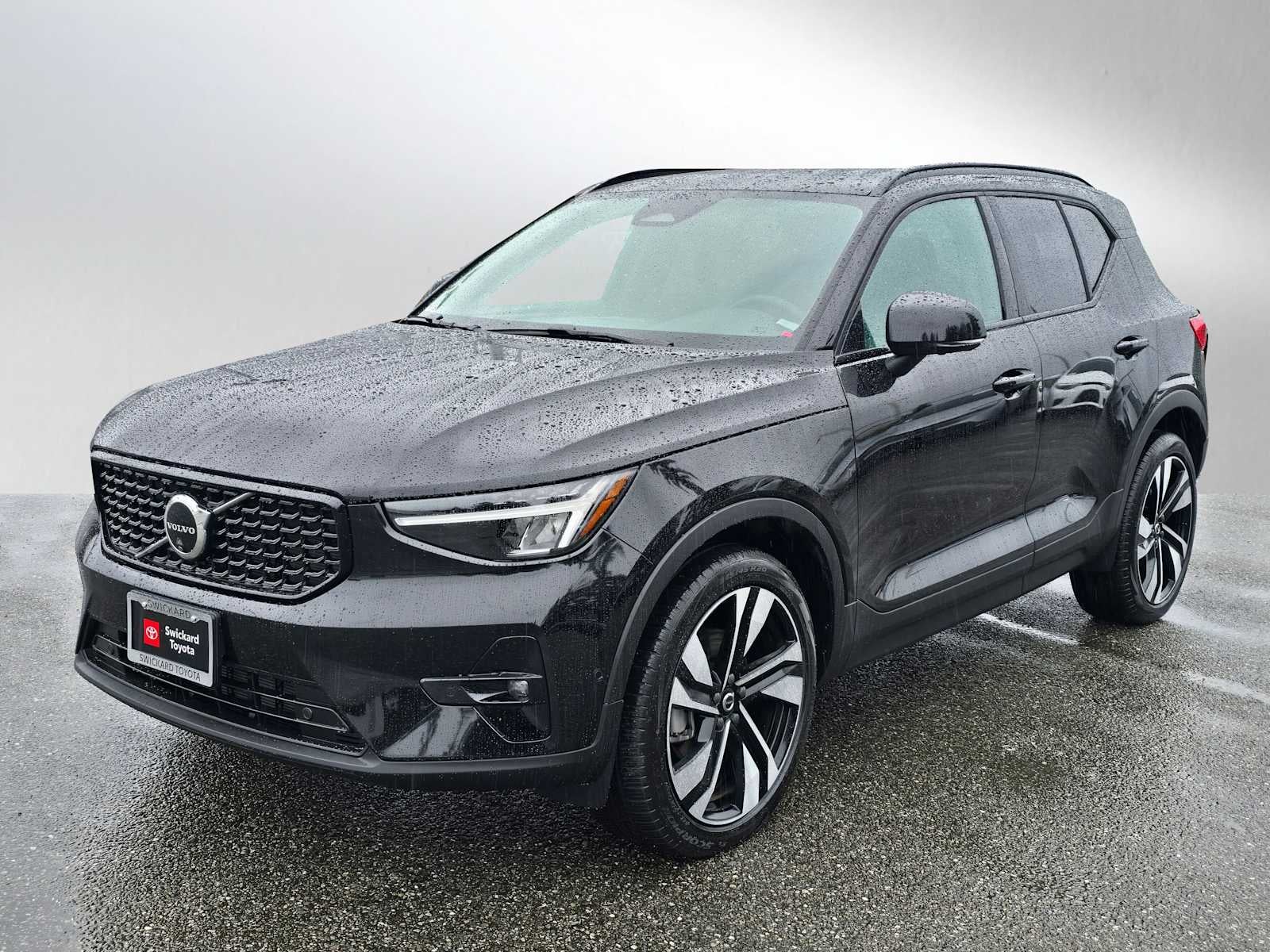 2025 Volvo XC40 Plus Dark Theme