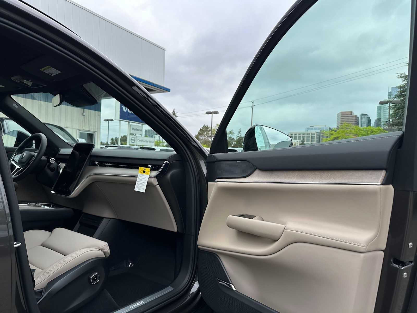 2025 Volvo EX90 Plus