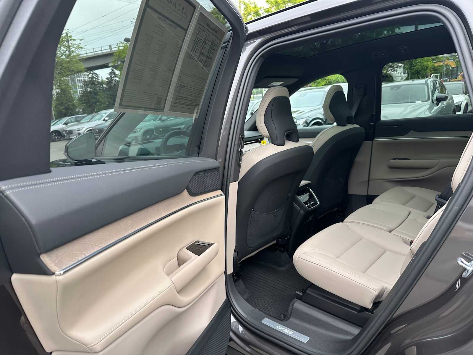 2025 Volvo EX90 Plus