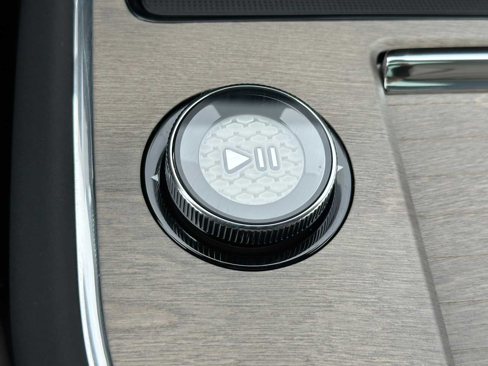 2025 Volvo EX90 Plus