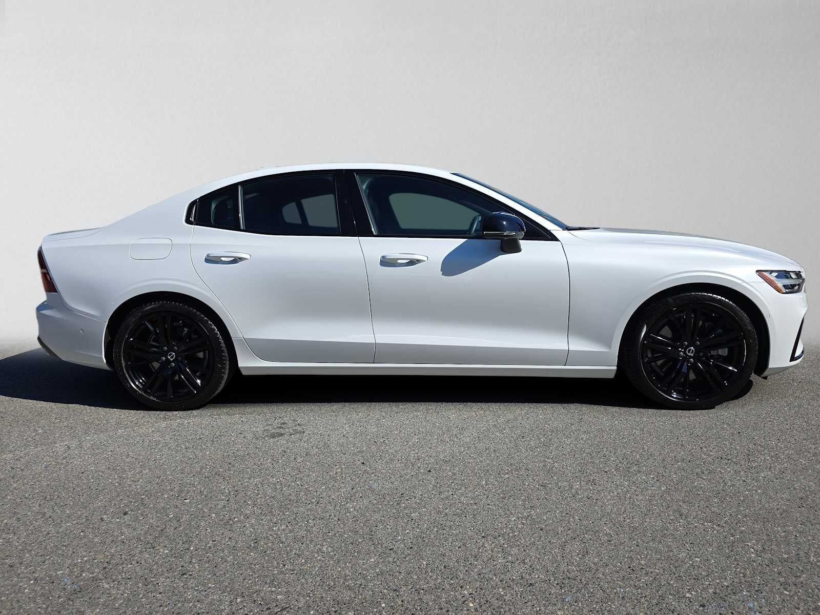 2024 Volvo S60 Recharge Plug-In Hybrid Ultimate Black Edition